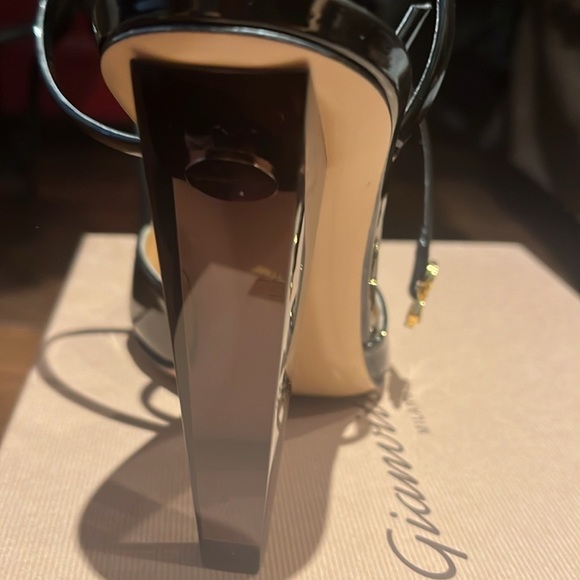 Gianvito Rossi Black Vernice heels - Picture 4 of 10